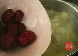 Illustration of how to make red dates, white fungus and rose tea 4