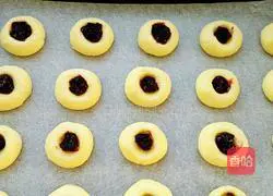 Illustration of how to make blueberry jam biscuits 8