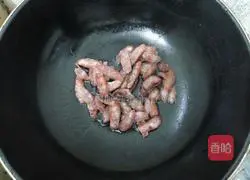 Illustration of how to make fried sausage and garlic sprouts 2