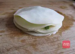 Illustration of how to make dumpling skin scallion pancake 3