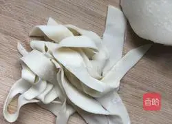 Illustration of how to make dumpling skin with oily noodles 2