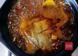 Illustration of how to make white pomfret in stone pot 10