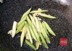 Illustration of how to make fried razor clams with pepper 6