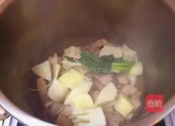 Illustration of how to cook pork with spring bamboo shoots 12