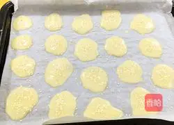 Illustration of how to make egg white crackers 6