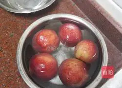 Illustration of how to make peach and blueberry sparkling water 1