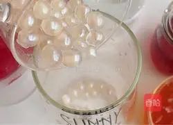 Horse hoof pop beads cranberry Illustration of how to make raspberry drink 4