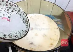 Illustration of how to make peach gum stewed milk 10