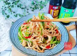 Illustration of how to make green pepper and shredded pork cold noodles 14