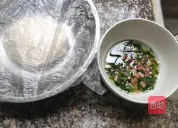 Illustration of how to make scallion rolls 2