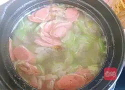 Illustration of how to make ham and loofah soup 8