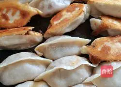 Illustration of how to make pork and pumpkin fried dumplings 15