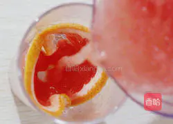 Illustration of how to make red pomelo lemon drink 5
