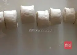 Illustration of how to make pork and green onion buns 18