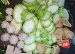 Illustration of how to make melon, fish and tofu soup 1