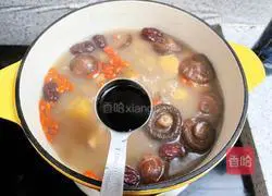 Illustration of how to make pork ribs and chestnut soup 9