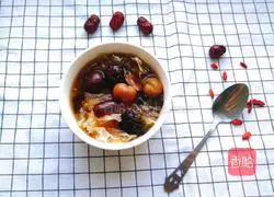 Illustration of how to make red dates and longan soup with double ears 11