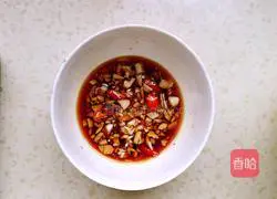 Illustration of how to mix cucumber with vermicelli 5