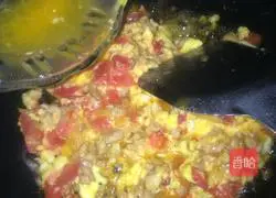 Illustration of how to make tomato and egg fried rice 8