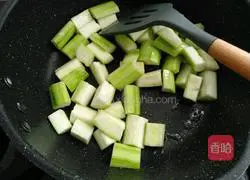 Illustration of how to make duck blood and loofah soup 7