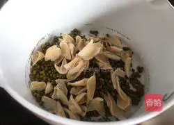 Lily, red dates and mung beans Illustration of how to make soup 5