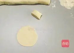 Illustration of how to make leek, egg and shrimp dumplings 5