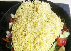 Illustration of how to make vegetarian instant noodles 10