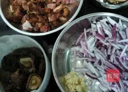 Illustration of how to make braised pork noodles 1