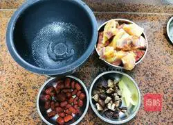 Illustration of how to make chicken soup with mushrooms and red dates 1