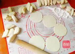 Illustration of how to make pork rose steamed buns 13