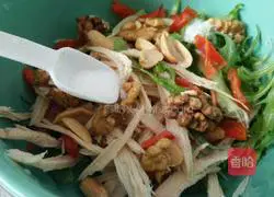  Illustration of how to make shredded chicken and bitter chrysanthemum for fat-reducing and slimming salad 6