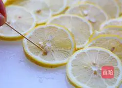 Illustration of how to make homemade lemon honey water 5