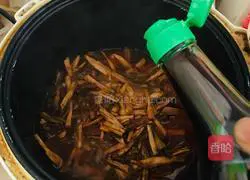 Illustration of how to make daylily beef noodles 7