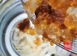 Illustration of how to make peach gum, tremella and barley soup 4