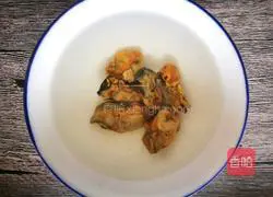 Illustration of how to make pumpkin spine pot 6