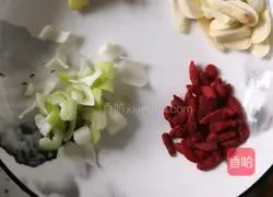 Illustration of how to make carrot, corn, yam and pork ribs soup 8