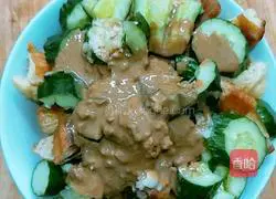 Illustration of how to make sesame sauce and cucumber mixed with fried dough sticks 5