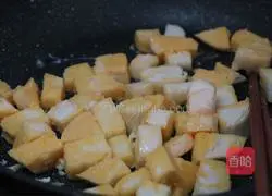 Fried diced steamed buns with garlic moss Practice illustration 4