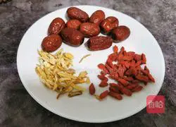 Illustration of how to make angelica, red dates and wolfberry soup 1