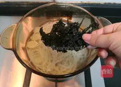 Illustration of how to make shrimp and seaweed noodles 11