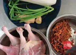 Cordyceps flower and old duck Illustration of how to make radish soup 1