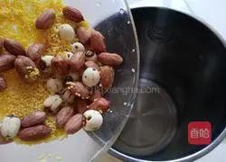 Illustration of how to make healthy red dates, peanuts, lotus seeds and soy milk 4