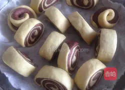 Illustration of two-color steamed buns 9