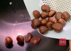 How to stir-fry chestnuts in an iron pot Illustration 2