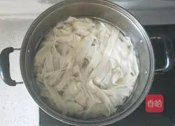Illustration of how to make large plate of chicken noodles 15