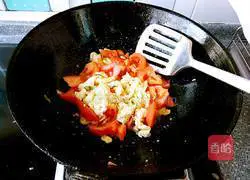 Illustration of how to make fried eggs with tomatoes 6