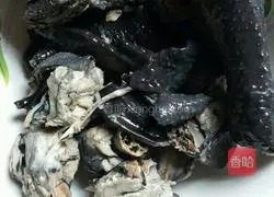 Illustration of how to make black-bone chicken, ham and fish maw soup 1