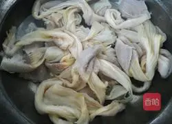 Illustration of how to make five-spice duck sausage 4