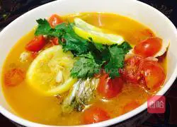 Illustration of how to make cherry tomatoes and fish in sour soup 4