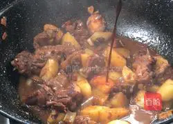 Illustration of how to cook duck legs with potatoes 17